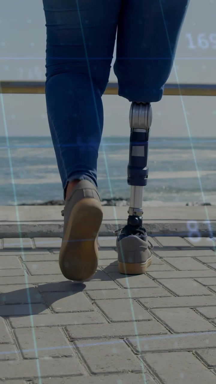 Video verticale: donna che cammina sul lungomare, sale su un marciapiede, con una tecnologia di tracciamento a griglia che si attiva all'altezza del ginocchio per visualizzare il mare.