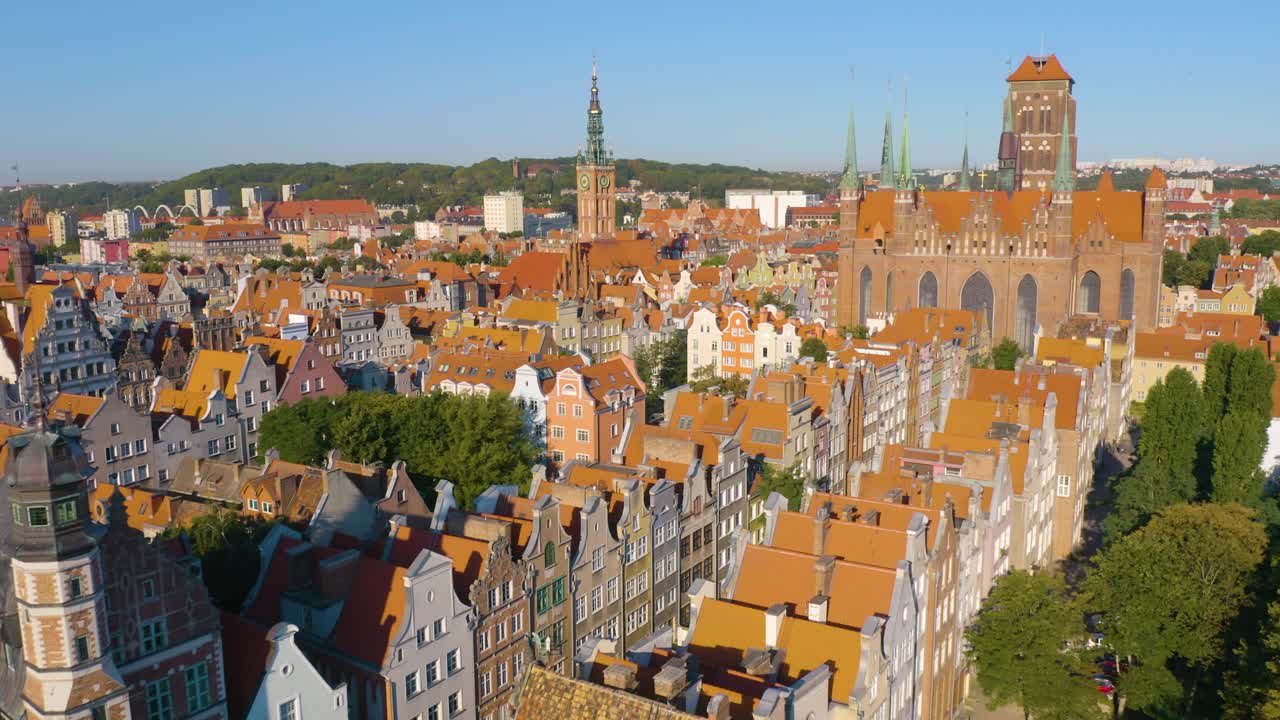 casco antiguo de gdansk - toma típica de drones hacia adelante