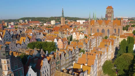 Casco-Antiguo-De-Gdansk---Toma-Típica-De-Drones-Hacia-Adelante