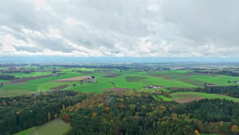 Bosque-Otoñal-Y-Campos-Contra-El-Cielo-Nublado---Disparo-Aéreo-De-Drones