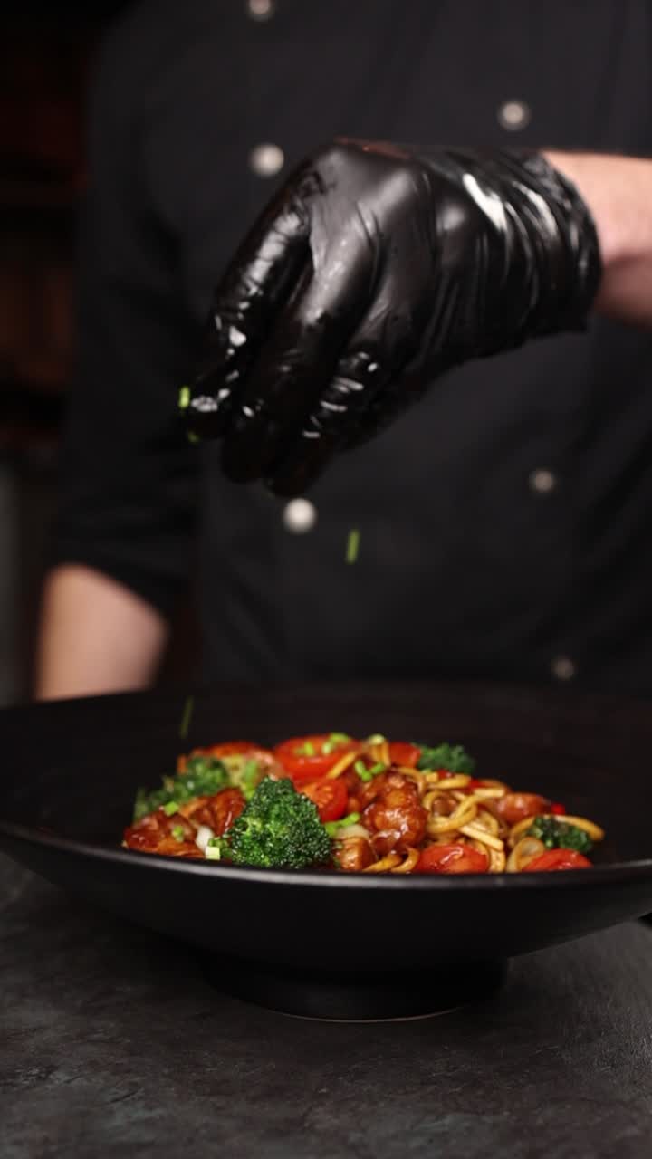 el chef está preparando fideos asiáticos.