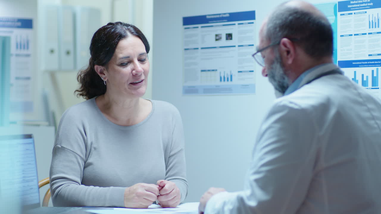 el médico discutiendo los registros médicos con el paciente