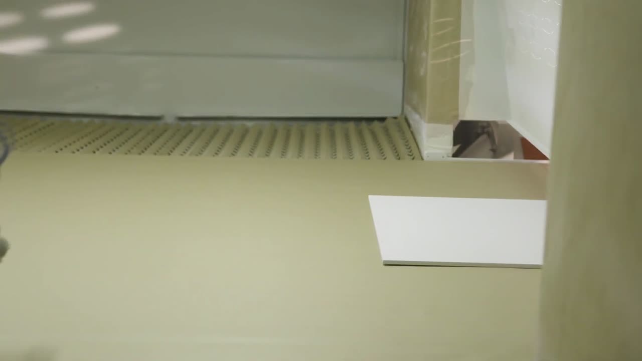 proceso de pintura industrial de paneles blancos en una fábrica