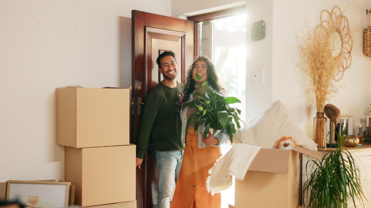una pareja feliz mudándose.
