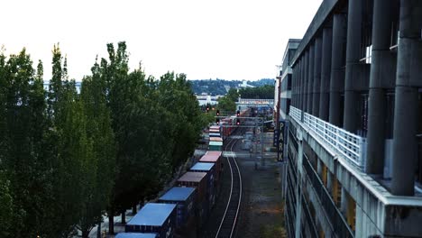 tiro inclinado hacia arriba de un viejo tren de carga moviéndose por la vía en seattle, washington durante el atardecer en un día nublado