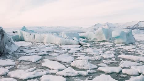 Impresionante-Captura-Del-Paisaje-Blanco-De-Islandia-Que-Muestra-Sus-Hermosos-Trozos-De-Hielo-Flotantes.