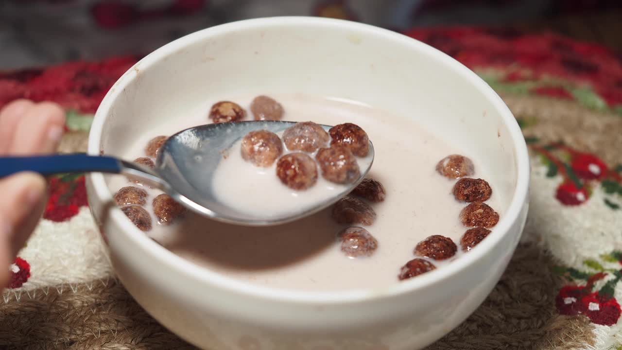 그 에서 초콜릿 시리얼 을 먹는 사람