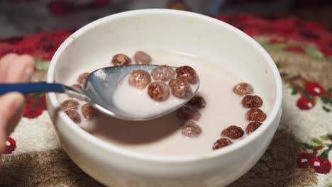persona comiendo cereal de chocolate de un cuenco