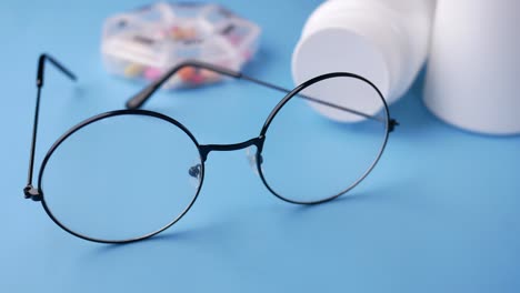 gafas y medicamentos recetados
