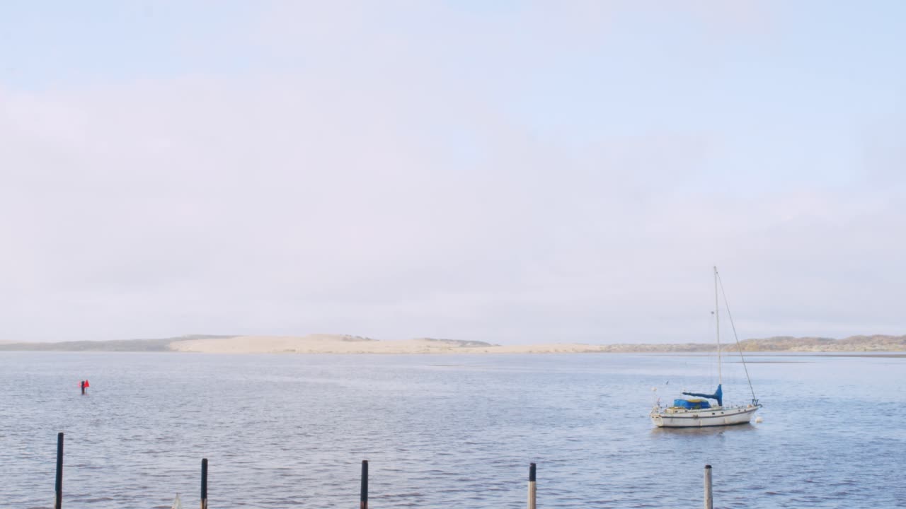 모로 베이에서 항해 보트 계류