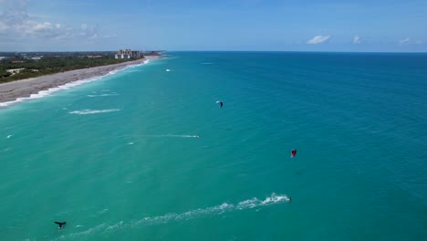 Kitesurf-En-La-Costa-Oeste-De-Palma-De-Florida-Vista-Aérea-De-Rotación-Lenta