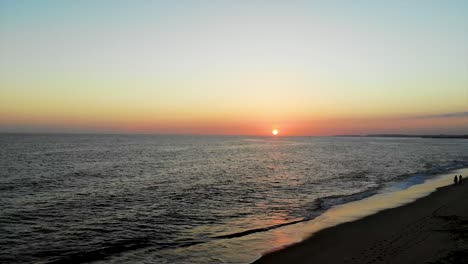 Sonnenuntergang-über-Dem-Horizont-An-Einem-Portugiesischen-Strand