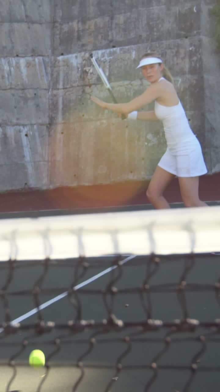 테니스 를 하는 활동적 인 스포츠 선수