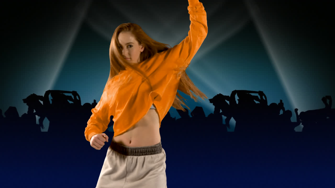 콘서트에서 군중을 상대로 춤을 추는 여자