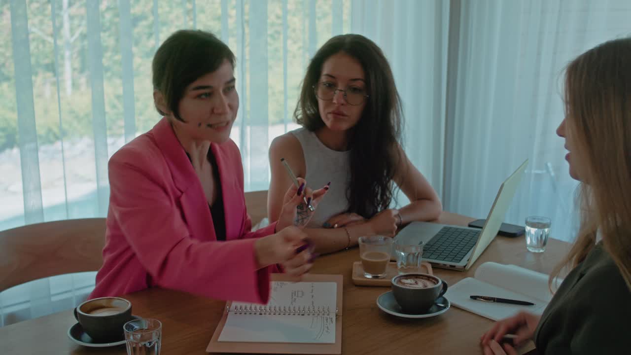 mujeres en reuniones de negocios