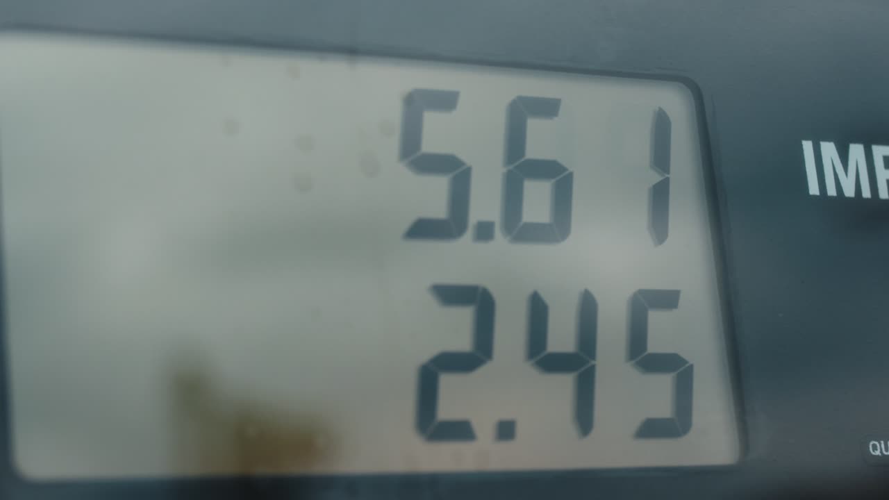 cerca del mostrador de la bomba de gasolina. concepto de combustible caro