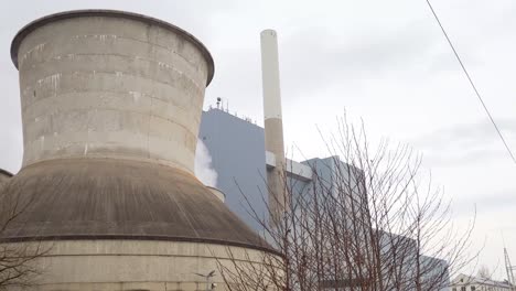 Panorámica-De-La-Cámara-A-Una-Planta-De-Energía-De-Gas-Natural-En-Alemania