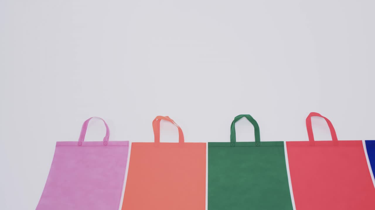vídeo de bolsas de lienzo multicolores con espacio de copia sobre fondo blanco