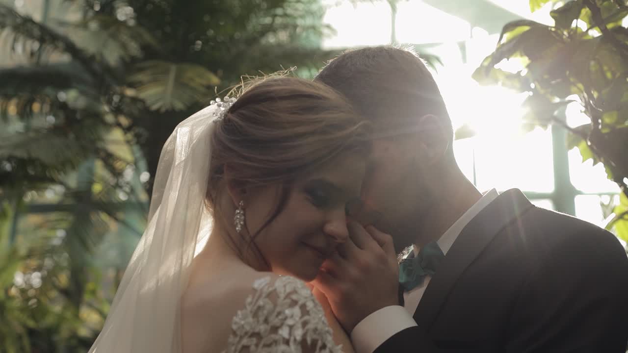 recién casados. novio caucásico con la novia en el parque. pareja de bodas. familia feliz