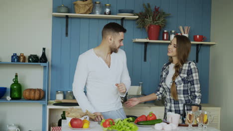 pareja preparando una comida en la cocina