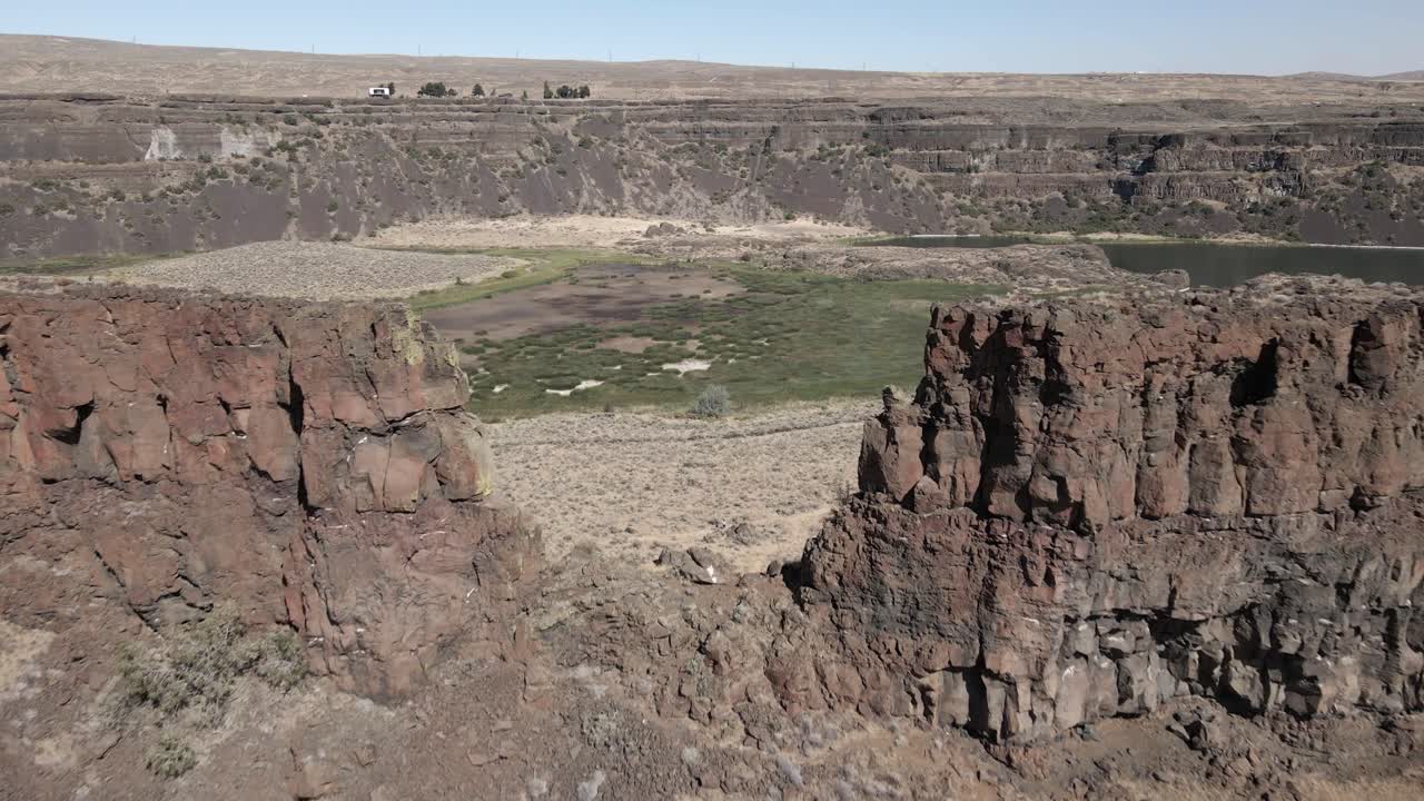 pasando a través de un montículo irregular y revelando sun lakes-dry falls state park, washington, antena