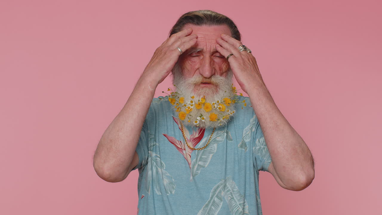 불행하고 화가 난 노인이 다을 하고, 갈등의 이유를 묻고, 왜 그렇게 고집스럽고, 싫어하는지