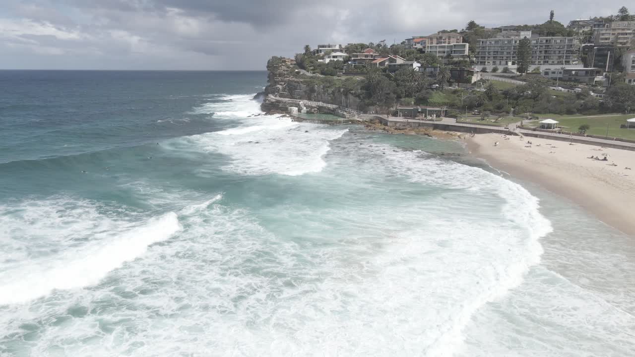 Veduta a volo d'uccello di Bronte Beach e delle piscine di Bronte in estate