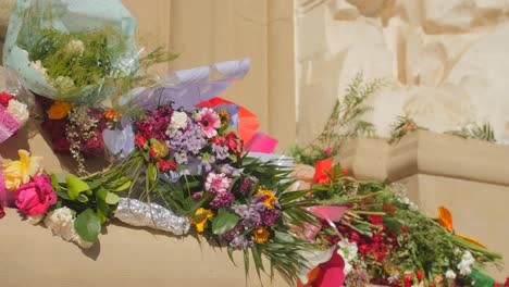 flores en la pared de la catedral-basílica de nuestra señora del pilar, celebrando a la virgen maría en zaragoza, españa - primer plano