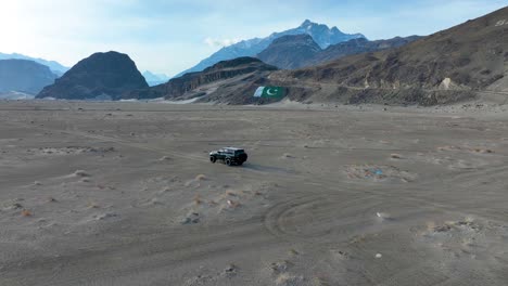 Geländewagen-Durchquert-Die-Kalte-Wüste-Sarfaranga-Mit-Einer-Pakistanischen-Flagge-Im-Skardu-Tal