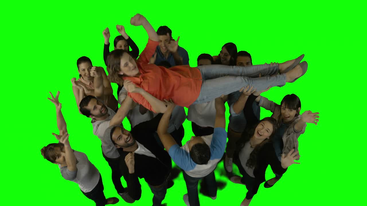 grupo de personas felices sosteniendo a una mujer y celebrando