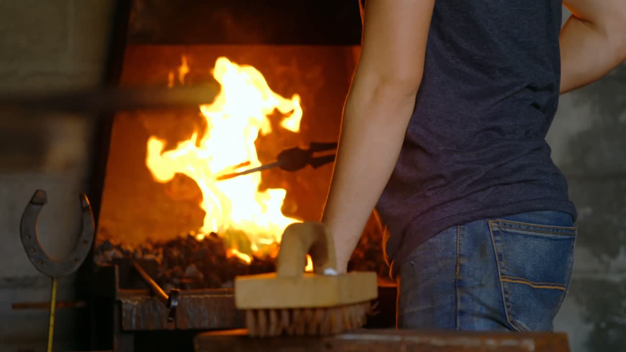 여성 금속공이 불 4k에서 말발 ⁇ 을 가열