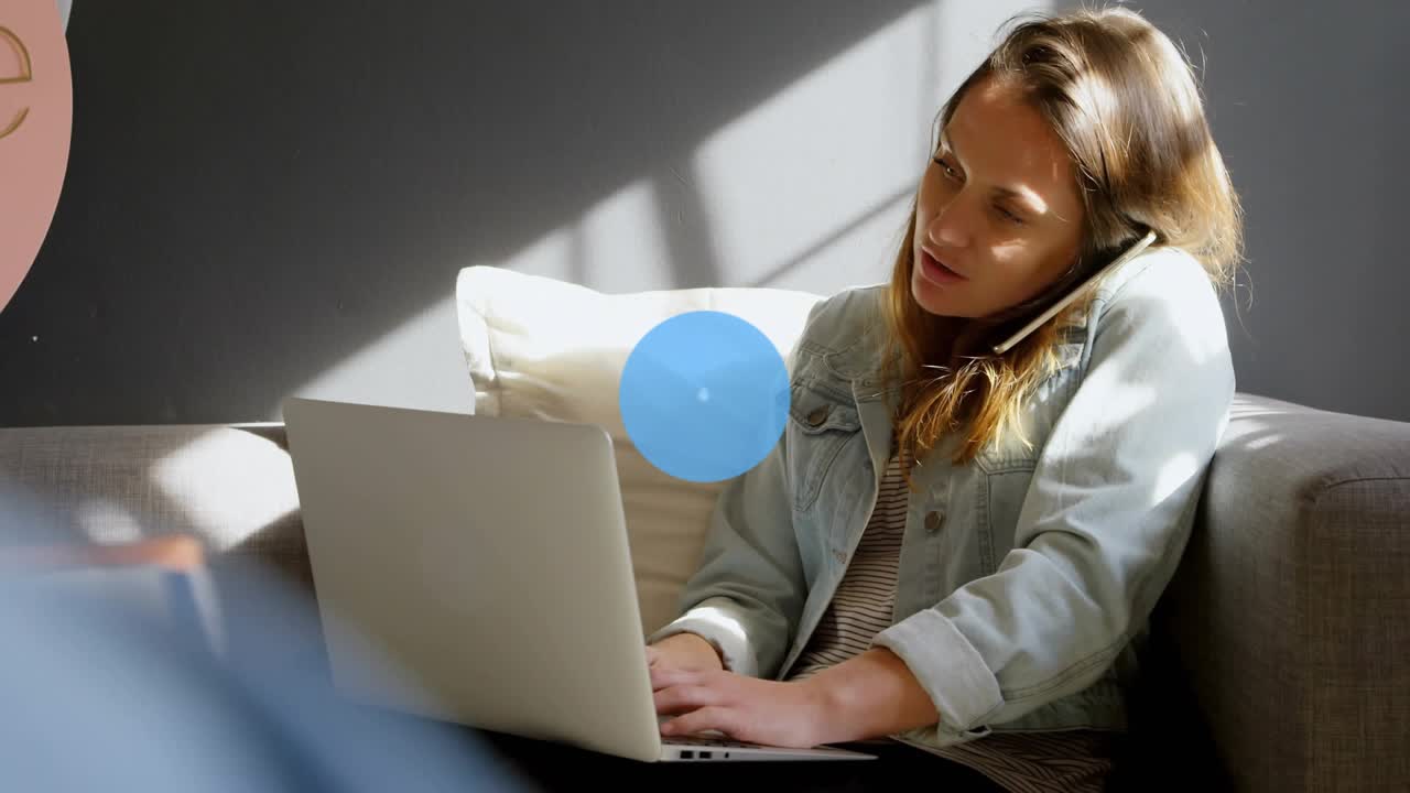 Midaldrende kvinde, der skriver på laptop, telefon ved øret, enkelt ikon vises og voksende tech-ikonnetværk