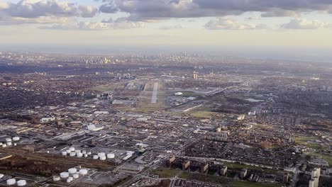 Vista-Aérea-De-La-Zona-Del-Aeropuerto-De-Toronto-Vista-Desde-Un-Avión-Acercándose-Al-Aeropuerto-De-Pearson-Con-Pista-De-Aterrizaje-Al-Fondo,-Ontario-En-Canadá