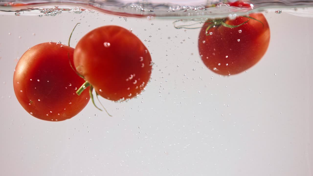 물에 넣은 토마토