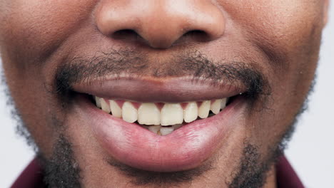 Glücklich,-Zähne-Und-Nahaufnahme-Eines-Mannes-Mit-Einem-Lächeln