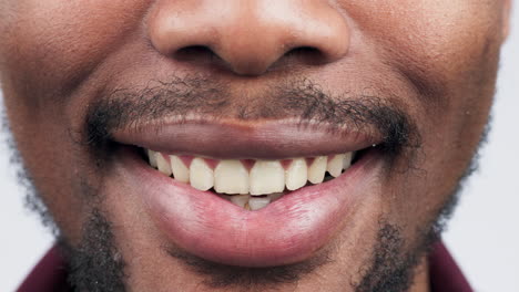 feliz, dientes y primer plano de un hombre con una sonrisa