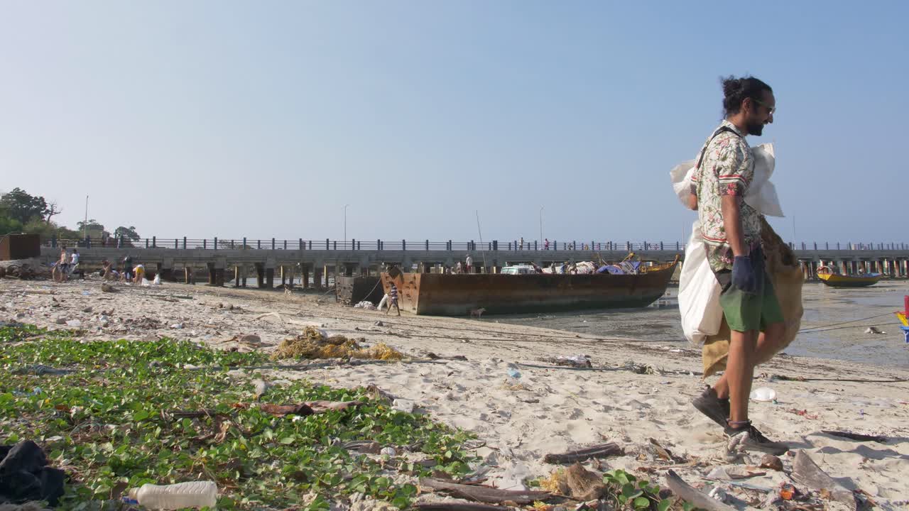 lapso de tiempo de una limpieza de playa organizada por voluntarios en una isla remota entre la india y el sudeste asiático llamada isla neil, ubicada entre las islas andaman y nicobar