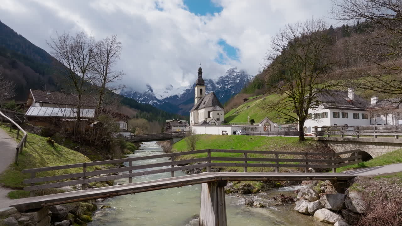 교회와 강이 있는 그림 같은 알프스 마을