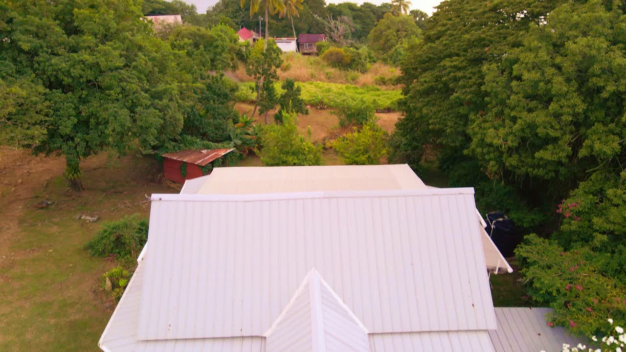 increíble cabaña de madera con vista al puerto de scarborough, tobago