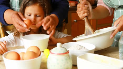 Niña-Preparando-Comida-Con-Familia-En-La-Cocina-4k