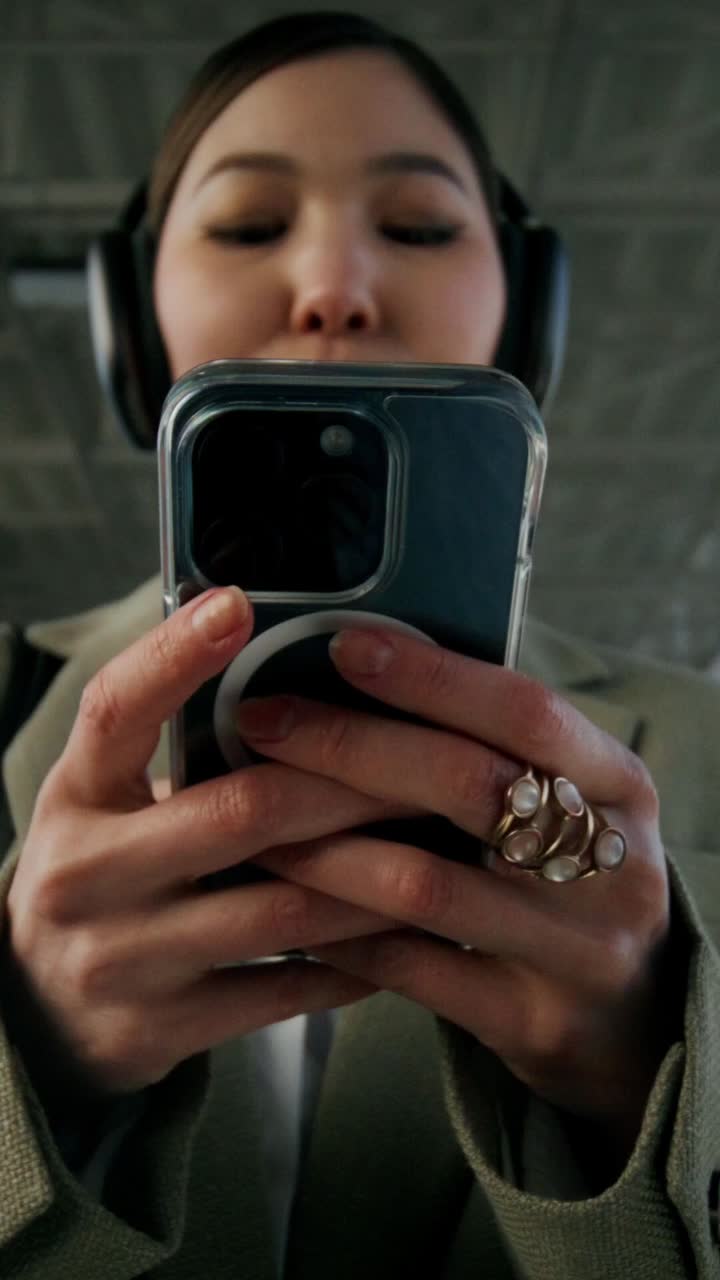 mujer usando teléfono inteligente en el transporte público