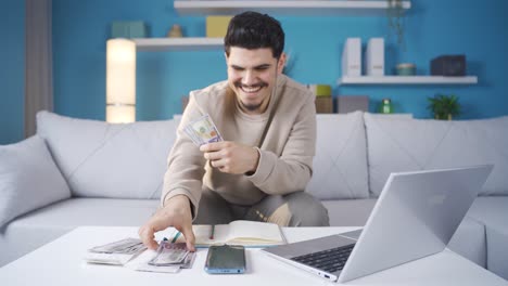 el joven exitoso e inteligente es feliz.