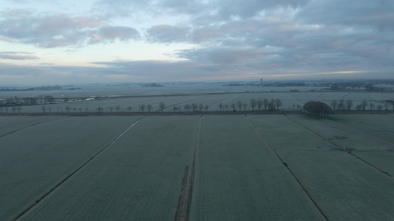 새벽에 얼어붙은 네덜란드 시골의 공중 돌리