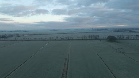 Luftwagen-Der-Gefrorenen-Holländischen-Landschaft-Im-Morgengrauen