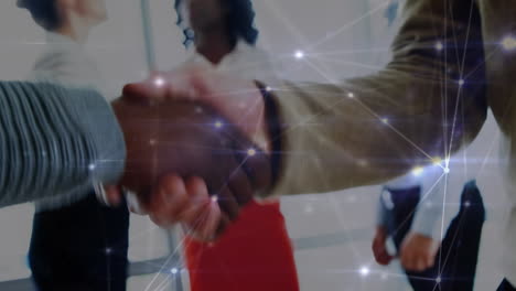 animación de redes de conexiones sobre diversas personas de negocios que se dan la mano en la oficina