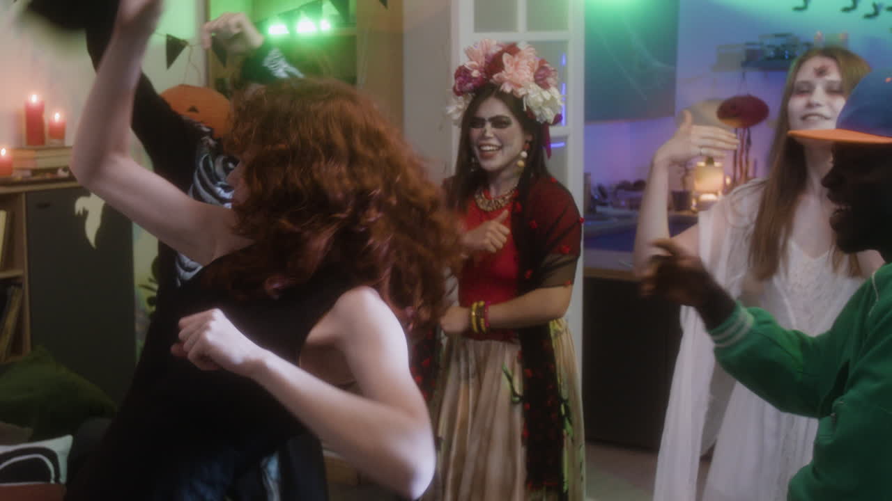 fiesta de halloween con disfraces y baile