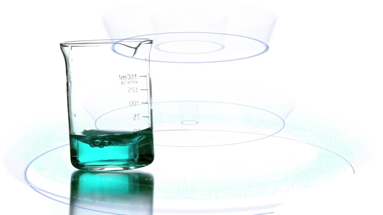 animación del procesamiento de datos sobre un vaso con líquido azul
