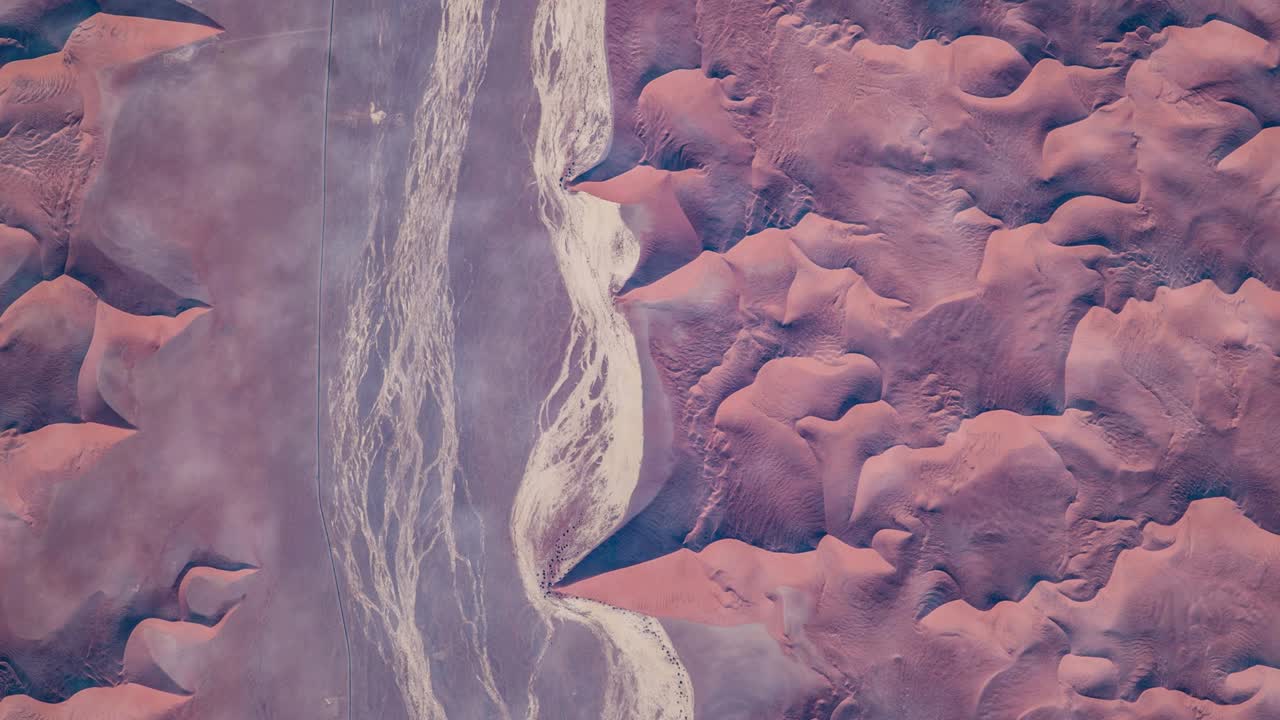 volando sobre la tierra en el iss. volando sobre el desierto, vista aérea desde el espacio.