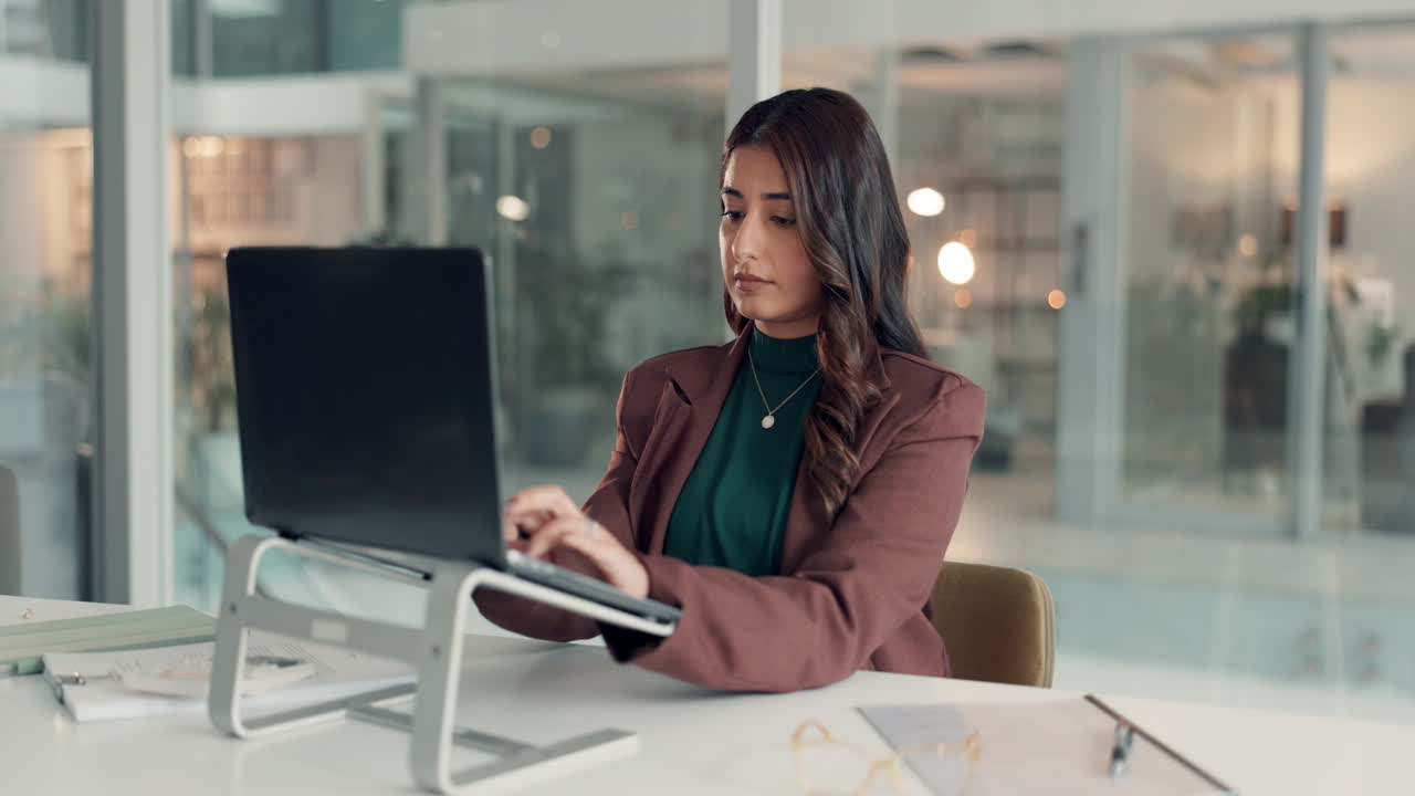 La empresaria trabajando en un portátil en la oficina