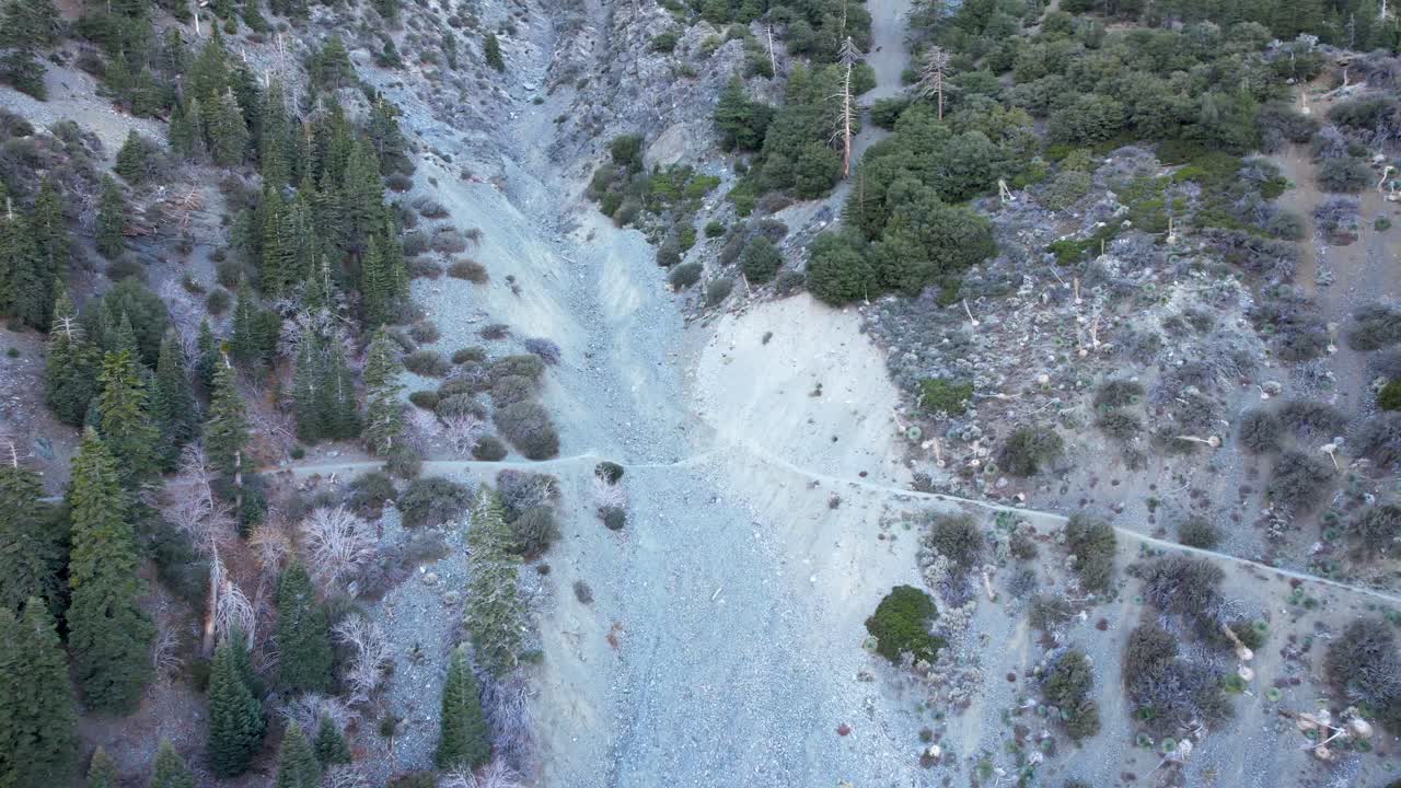desprendimiento de rocas a lo largo de la ruta de senderismo en california cerca de la cresta de wrightwood angeles